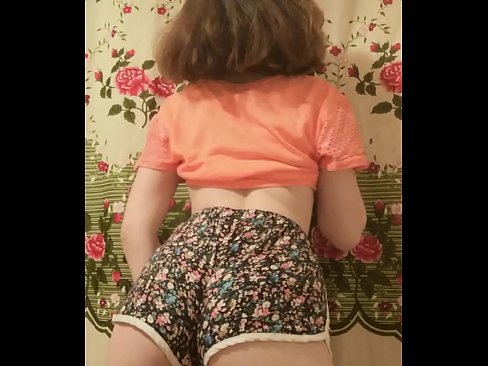 ❤️ ʻO ka pēpē ʻōpio uʻi e wehe ana i kona mau pōkole ma ka pahupaʻikiʻi ️❌ Anal porn ia makou