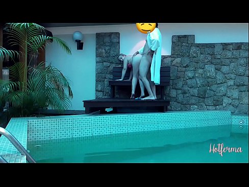 ❤️ Kāhea ʻo Boss i ke kaikamahine i ka loko wai, akā ʻaʻole hiki iā ia ke pale i ka wela ️❌ Anal porn ia makou